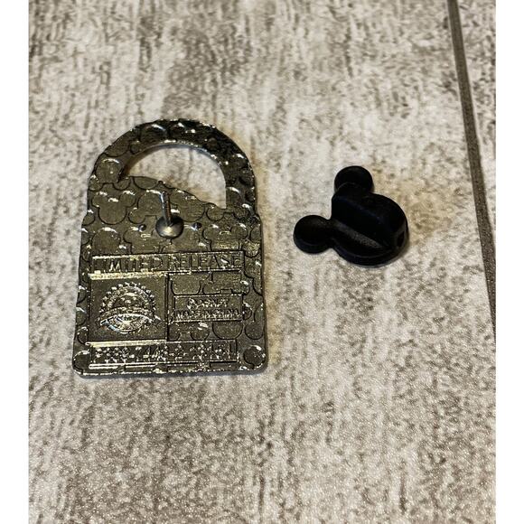 Disney Pin Donald Duck Lock - Picture 2 of 9